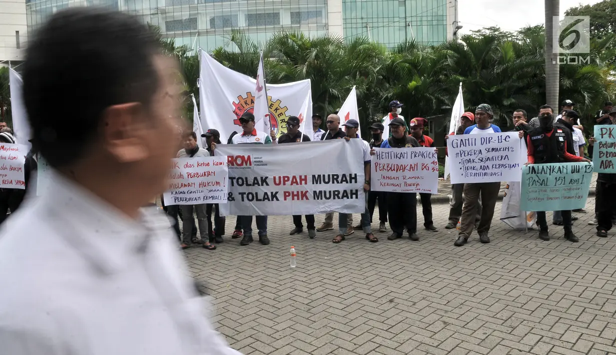 Mantan karyawan PT Bank Maybank Indonesia demonstrasi di Senayan, Jakarta, Senin (11/2). Pihak Maybank menyatakan perusahaan sudah tidak ada ganjalan permasalahan sehingga menyebabkan keikutsertaan mantan pegawainya itu. (Merdeka.com/Iqbal S. Nugroho)
