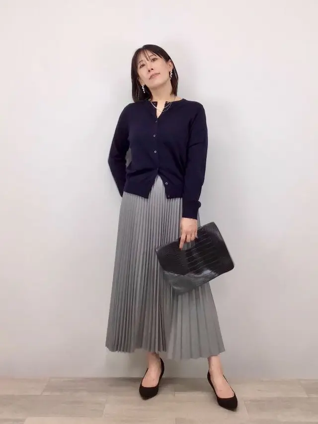 Cardigan, Rok Pleats, dan Loafers
