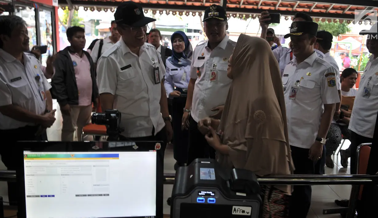 Wali Kota Jakarta Pusat Bayu Meghantara didampingi petinggi Dinas Kependudukan dan Pencatatan Sipil (Dukcapil) Jakarta Pusat saat meninjau pendataan warga pendatang baru dalam Bina Kependudukan di Rusun Petamburan, Jakarta, Rabu (26/6/2019). (merdeka.com/Iqbal S. Nugroho)