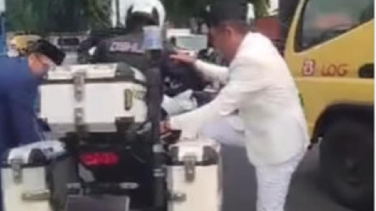 VIDEO: Tegang Dedi Mulyadi Lari Nebeng Motor Polisi Terobos Macet Bogor Demi Acara Prabowo di Unhan
