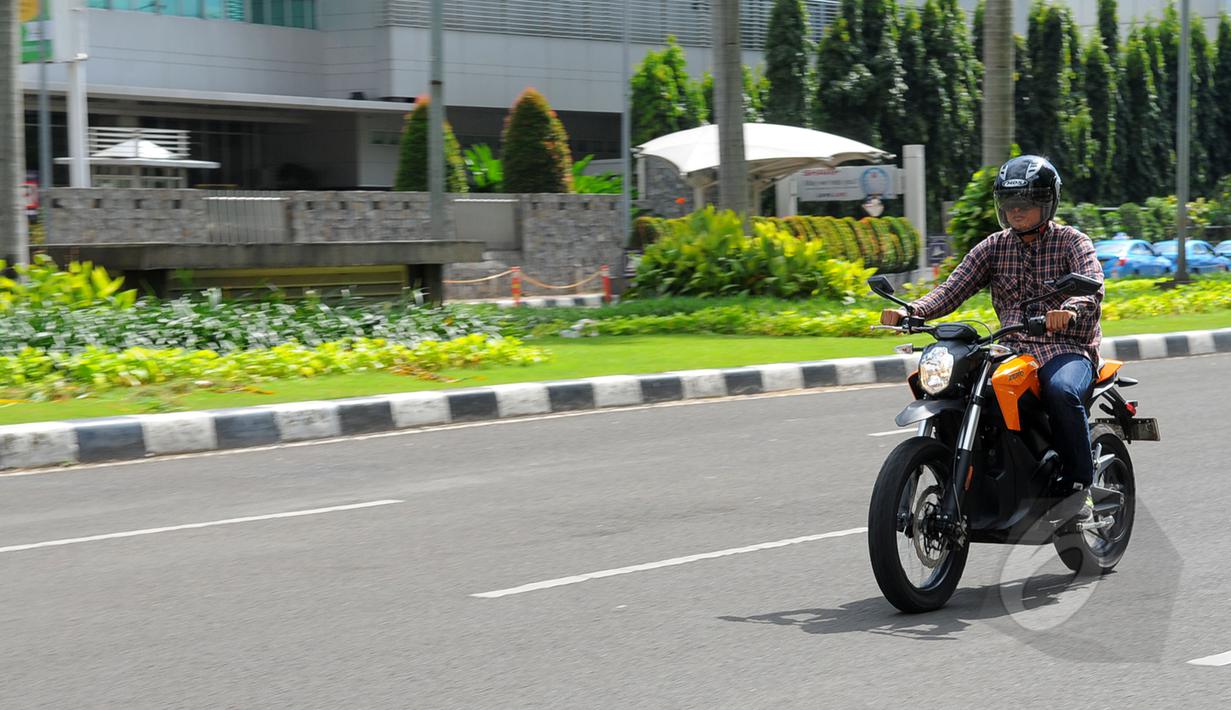 Sepeda motor listrik "Zero DS" dibanderol dengan harga 200 jutaan, Jakarta, Selasa (17/3/2015). Keberadaan Zero akan menjadi alternatif bagi penggemar roda dua. (Liputan6.com/Faisal R Syam)