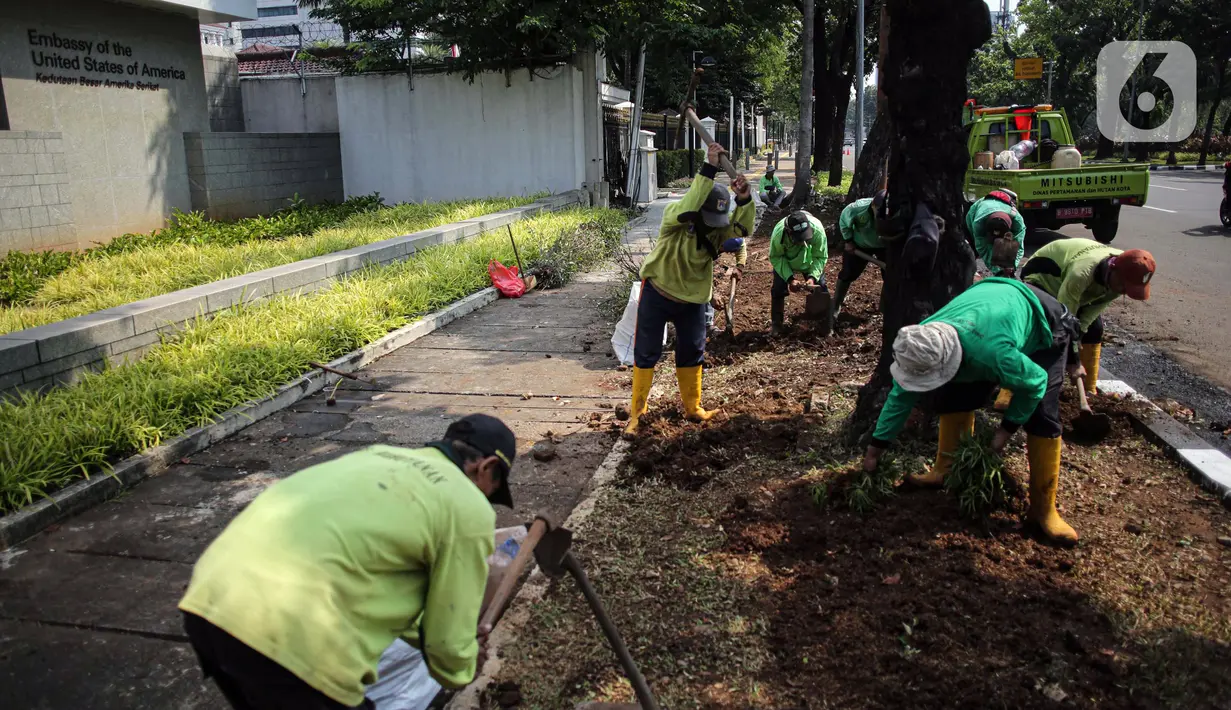 Awalnya, penutupan trotoar itu terjadi saat Kedubes AS direnovasi pada 2013. Namun, penutup trotoar di depan Kedubes AS pada saat itu tidak begitu berlebihan. (Liputan6.com/Faizal Fanani)