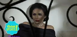 Krisdayanti melihat ada minat musik pada anaknya, Ariannha Amora Lemos. Saat merilis single internasional, Amora suka dengan lagu yang Krisdayanti bawakan.