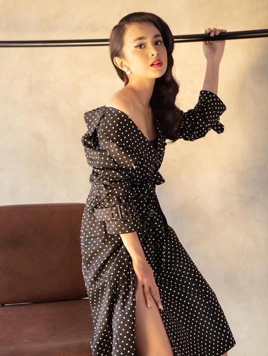 Baru-baru ini bersama dengan fotografer kondang Winston Gomez, ia jalani pemotretan dengan memakai busana polkadot berwarna hitam. Ia pun tampil Classy dalam busananya tersebut dan tuai banyak pujian. (Liputan6.com/IG/@michelleziu)