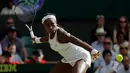 Petenis AS, Cori Gauff mengembalikan bola pukulan petenis Slovenia, Polona Hercog dalam pertandingan putaran ketiga Kejuaraan Tenis Wimbledon 2019 di All England Lawn Tennis dan Croquet Club, London, Inggris (5/7/2019). Cori Gauff menang atas Polona Hercog 3-6 7-6(7) 7-5. (AP Photo/Ben Curtis)