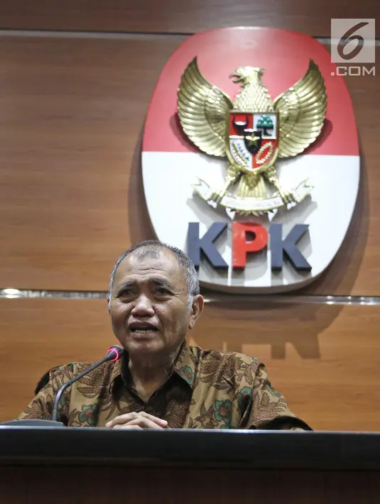 Ketua KPK Agus Rahardjo saat jumpa pers menyampaikan Penolakan pasal  Tindak Pidana Korupsi di gedung KPK, Jakarta, Selasa (5/6). Rencana penyertaan pasal Tipikor dalam RKUHP dapat melemahkan pemberantasan korupsi oleh KPK. (Liputan6.com/Herman Zakharia)