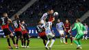 Penyerang Hertha Berlin, Dodi Lukebakio, berusaha menyundul bola saat menghadapi Eintracht Frankfurt pada laga lanjutan Liga Jerman di Olympiastadion, Sabtu (26/9/2020) dini hari WIB. Frankfurt menang 3-1 atas Hertha Berlin. (AFP/Odd Andersen)