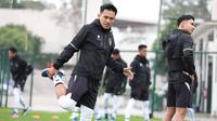 Pemain Timnas Indonesia, Witan Sulaiman, melakukan peregangan otot saat mengikuti pemusatan latihan di Turki, Kamis (21/12/2023). (Dok. PSSI)