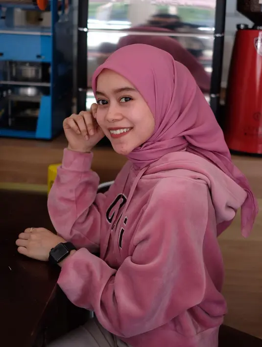 Mulai dari pakai hoodie, blouse, gamis, ataupun kaus, Lesti Kejora selalu cocok pakai outfit apa saja. Badannya yang mungil membuatnya imut ketika pakai hoodie, pasalnya kebanyakan hoodie ukurannya adalah oversize. Kenakan hoodie dan jilbab warna merah muda senada, sembari pamer senyum, penampilan dan senyuman Lesti dipuji manis seperti gula. (Liputan6.com/IG/@lestykejora)