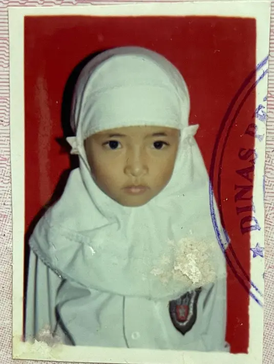 Sebelumnya, Nissa membagikan dua potret jadulnya tepat di hari kelahirannya. Nissa lahir di Lumajang pada 23 Mei 1999. Potret pertama pas foto saat masih sekolah dasar dengan latar belakang merah. Penampilannya menggemaskan banyak warganet. [Instagram/nissa_sabyan]