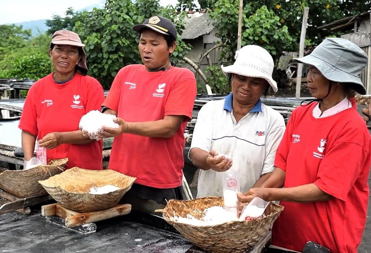 Kelompok Petani Garam Sarining Segara di Desa Kusamba, Kecamatan Dawan, Kabupaten Klungkung, Provinsi Bali. (Dok Kementerian Sosial RI)