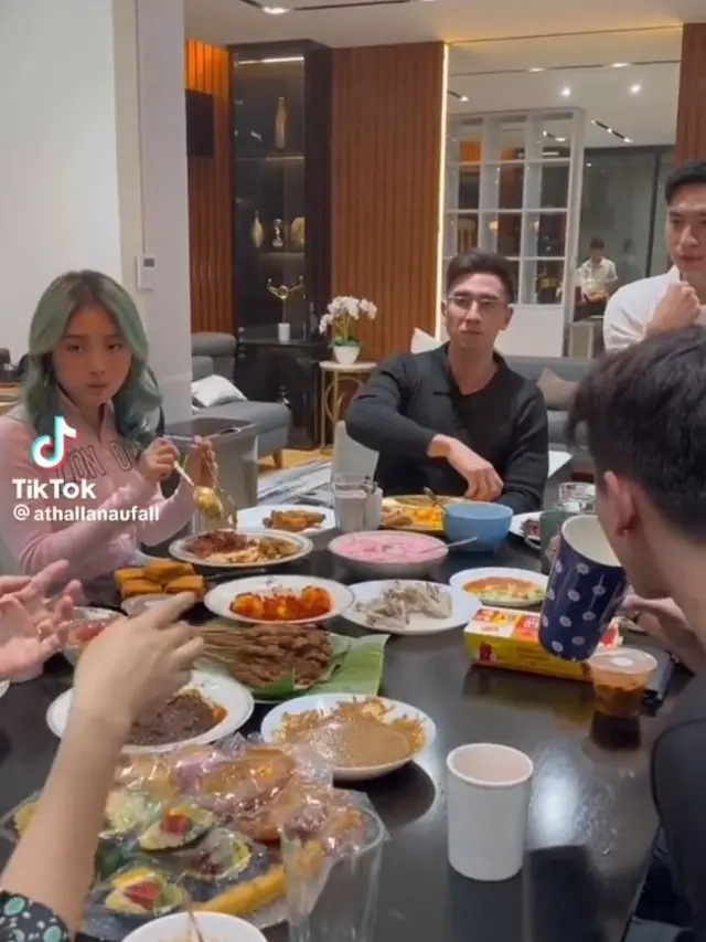 Seperti Tahun Lalu, Ini 7 Momen Verrell Bramasta Buka Bersama Ditemani Natasha Wilona