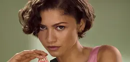 Zendaya tampil dengan gaya feminin modern saat terpilih jadi brand ambassador Prada Beauty (Prada Beauty)