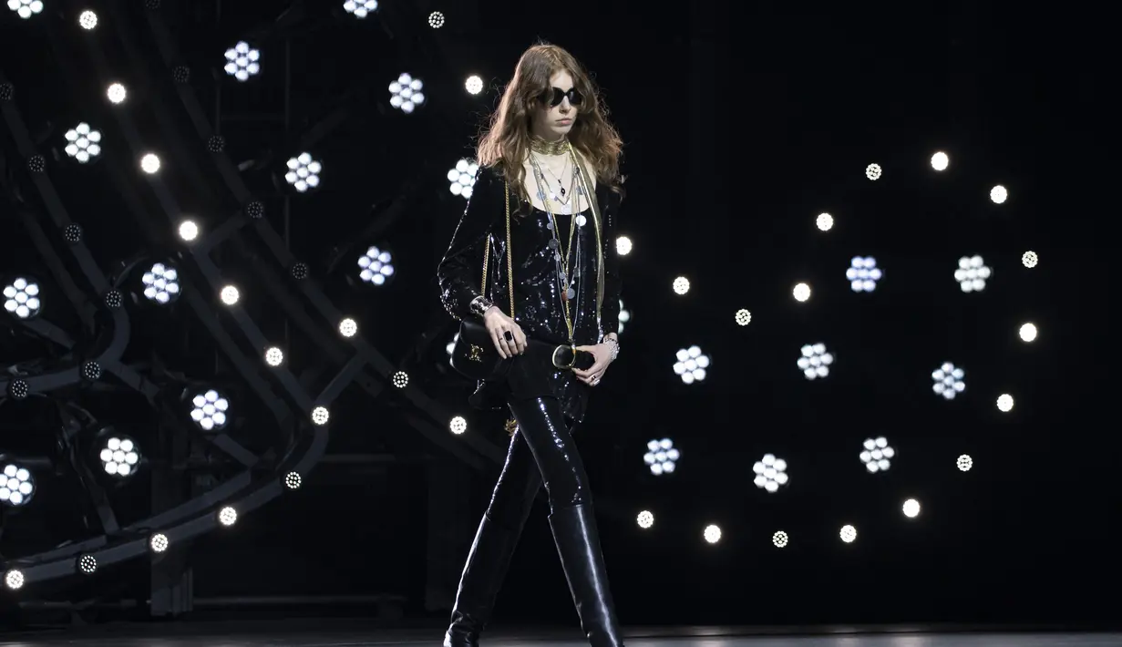 Kali ini, diberi tajuk 'Age of Indieness,' Celine menggelar pertunjukan langsung di Los Angeles. Bertempat di Teater Wiltern, koleksi terbaru Celine ini adalah tentang kebangkitan era grunge di tahun 2000-an. Foto: Document/Celine.