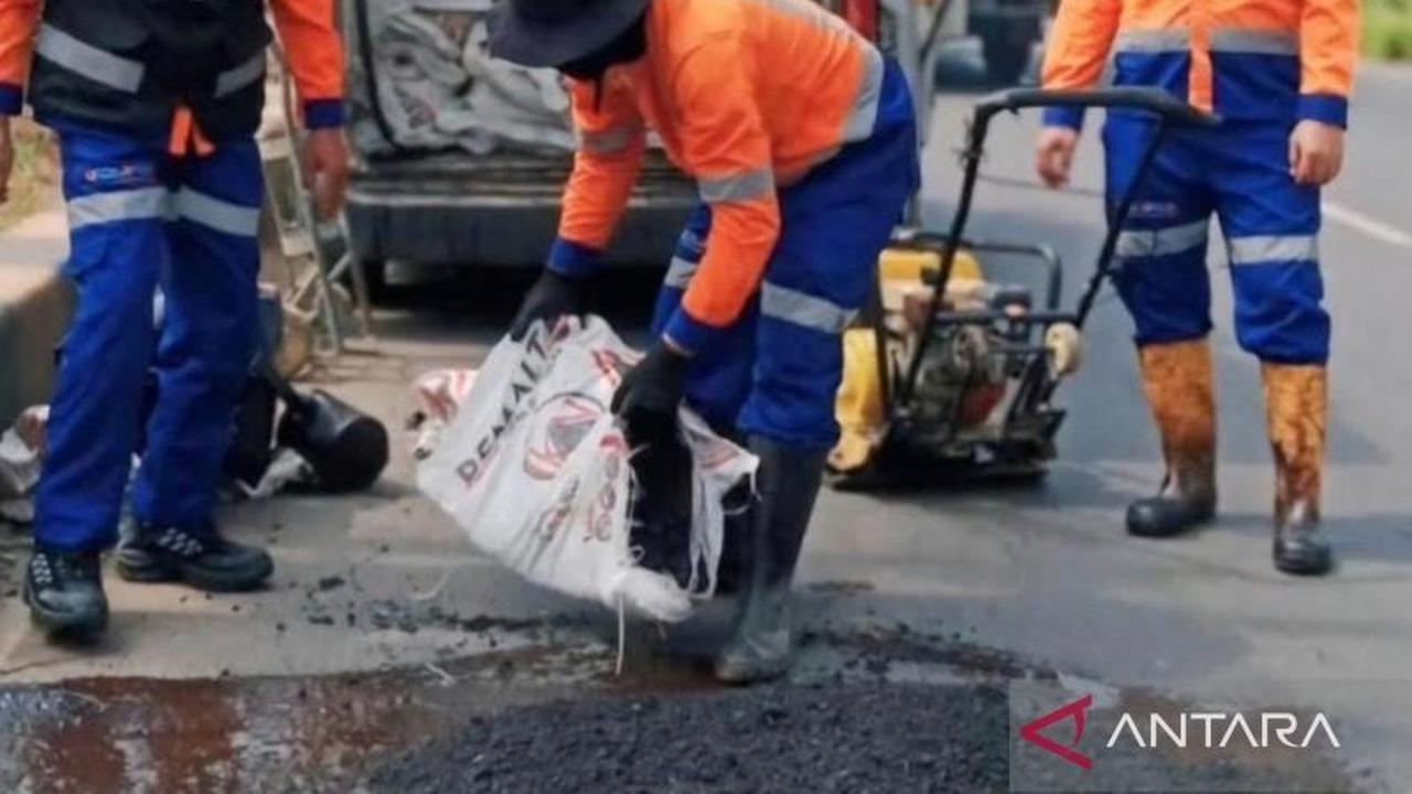 Tim URC Gerak Cepat Tangani Perbaikan Jalan Rusak Kabupaten Bekasi Akibat Hujan