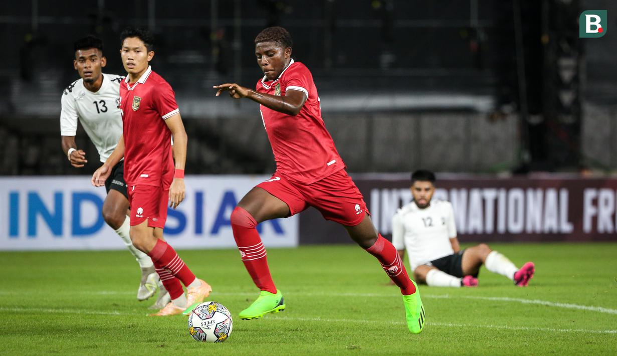 <p>Pemain Timnas Indonesia U-20, Hugo Samir menggiring bola melewati pemain Timnas Fiji U-20 pada laga International Friendly Match U-20 di Stadion Utama Gelora Bung Karno (SUGBK), Jakarta, Jumat (17/02/2023). Timnas Indonesia U-20 menang dengan skor 4-0. (Bola.com/Bagaskara Lazuardi)</p>