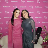 Lihat di sini gaya kompak Tasya Farasya dan founder Huda Beauty, Huda Kattan. [@tasyafarasya].