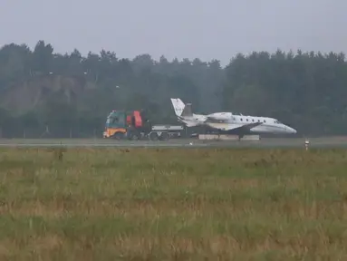 Pesawat Cessna 560XL yang terbakar saat mendarat terlihat di Bandara Aarhus di Tirstrup (6/8/2019). Penyanyi Pink yang usai mengadakan konser di Oslo malam termasuk di antara 10 penumpang dan awak berada di dalam pesawat tersebut. (Oexenholt Foto/Ritzau Scanpix/AFP)