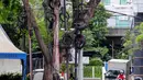 Kehadiran kabel udara yang semrawut tidak hanya merusak estetika kota. Namun, bisa mengancam keselamatan para pengguna jalan. (Liputan6.com/Herman Zakharia)