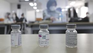 Botol kosong vaksin COVID-19 AstraZeneca terlihat selama sesi pelatihan cara memberikan suntikan vaksin COVID-19 di Asosiasi Perawat Korea di Seoul, Korea Selatan (17/2/2021).  Korsel berencana memulai inokulasi virus COVID-19 dengan vaksin AstraZeneca pada 26 Februari. (AP Photo/Ahn Young-joon)