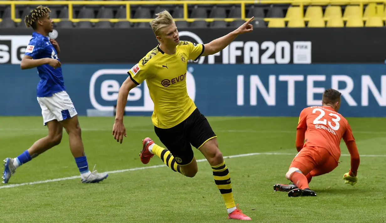 Penyerang Borussia Dortmund, Erling Haaland, melakukan selebrasi usai membobol gawang Schalke 04 pada laga Bundesliga di Stadion Signal Iduna Park, Sabtu (16/5/2020). Dortmund menang 4-0 atas Schalke 04. (AP/Martin Meissner)