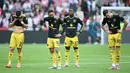 Para pemain Manchester United tampak kecewa setelah ditaklukkan Brentford 1-3 pada pertandingan pekan keenam Liga Inggris 2025/2026 di Gtech Community Stadium, Sabtu (27/09/2025). (AFP/Justin Tallis)