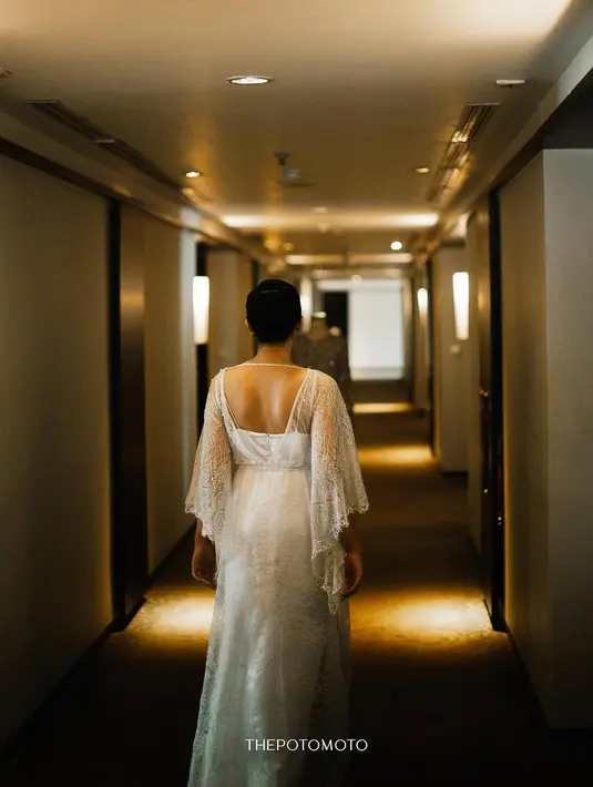 Ochi Rosdiana mengenakan bridal robe ini sebelum memakai baju adat Minang Koto Gadang. Ini potret tampak belakang Ochi Rosdiana mengenakan bridal robe. Sahabat Audi Marissa ini memilih bridal robe yang simpel namun elegan dengan memperlihatkan punggung indahnya. Model lengan bridal robe-nya yang lebar membuat bridal robe ini jadi semakin cantik. (Liputan6.com/IG/@ochi24)