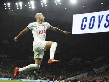 Penyerang Tottenham Hotspur Richarlison berselebrasi setelah mencetak gol kedua timnya ke gawang Newcastle United dalam laga Premier League 2023/2024 pekan 15 yang digelar di Tottenham Hotspur Stadium, Minggu (10/12/2023) malam WIB. (AP Photo/Ian Walton)