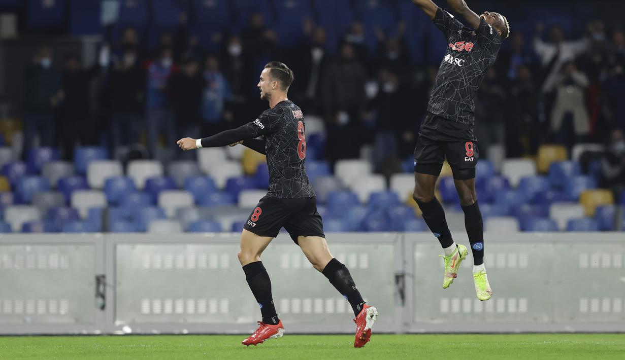 Gelandang Napoli, Fabian Ruiz (kiri) berselebrasi usai mencetak gol ke gawang Bologna pada pertandingan Liga Serie A Italia di stadion Diego Armando Maradona di Naples, Jumat (29/10/2021). Dengan kemenangan ini, Napoli ke puncak klasemen menggusur AC Milan. (Alessandro Garofalo/LaPresse via AP)