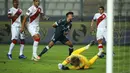 Penyerang Argentina, Nicolás González berselebrasi usai mencetak gol ke gawang Peru pada pertandingan kualifikasi Piala Dunia 2022 di Lima, Peru, Selasa (17/11/2020). Argentina menang 2-0 atas Peru. (Daniel Apuy, Pool via AP)