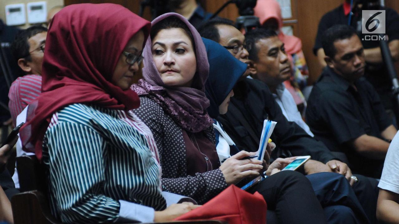 Ikuti Jalannya Persidangan, Istri Setya Novanto Sibuk Mencatat