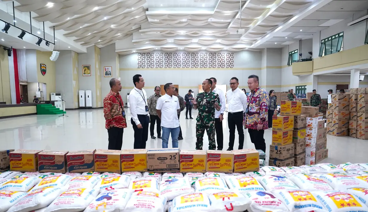 Direktur Human Capital & Compliance BRI, A. Solichin Lutfiyanto, bersama tim Elang dan insan BRILian turun langsung ke lokasi bencana di Sumatera Barat. Kehadiran mereka menjadi bentuk kepedulian BRI untuk memastikan bantuan tepat sasaran. Foto: BRI