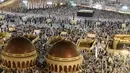 Ribuan jemaah melakukan tawaf, salat dan doa di Masjidil Haram, kota suci Makkah, Arab Saudi pada Rabu (7/8/2019). Umat muslim dari penjuru dunia sudah berada di Makkah untuk melaksanakan rangkaian ibadah haji yang segera mencapai puncak Wukuf di Arafah. (Photo by FETHI BELAID / AFP)