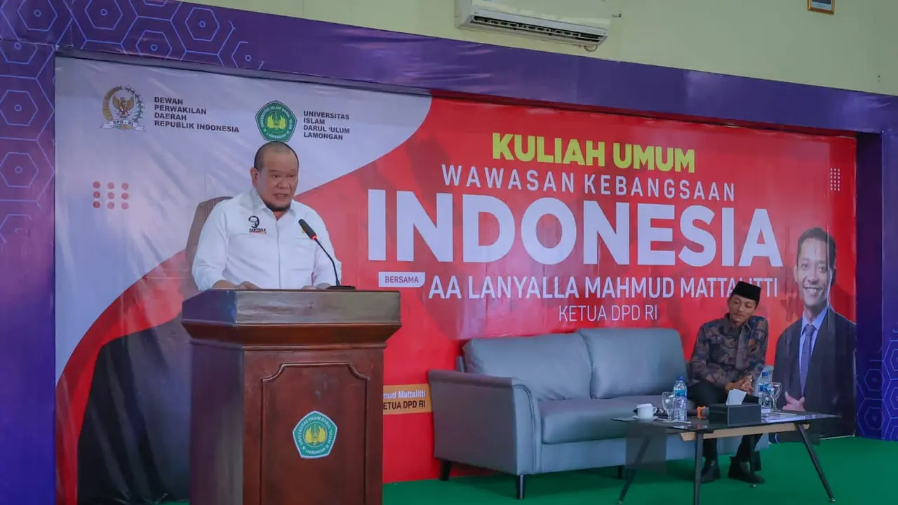LaNyalla saat mengisi kuliah umum Wawasan Kebangsaan di Universitas Islam Darul Ulum Lamongan, Selasa (20/12/2022). (Istimewa)
