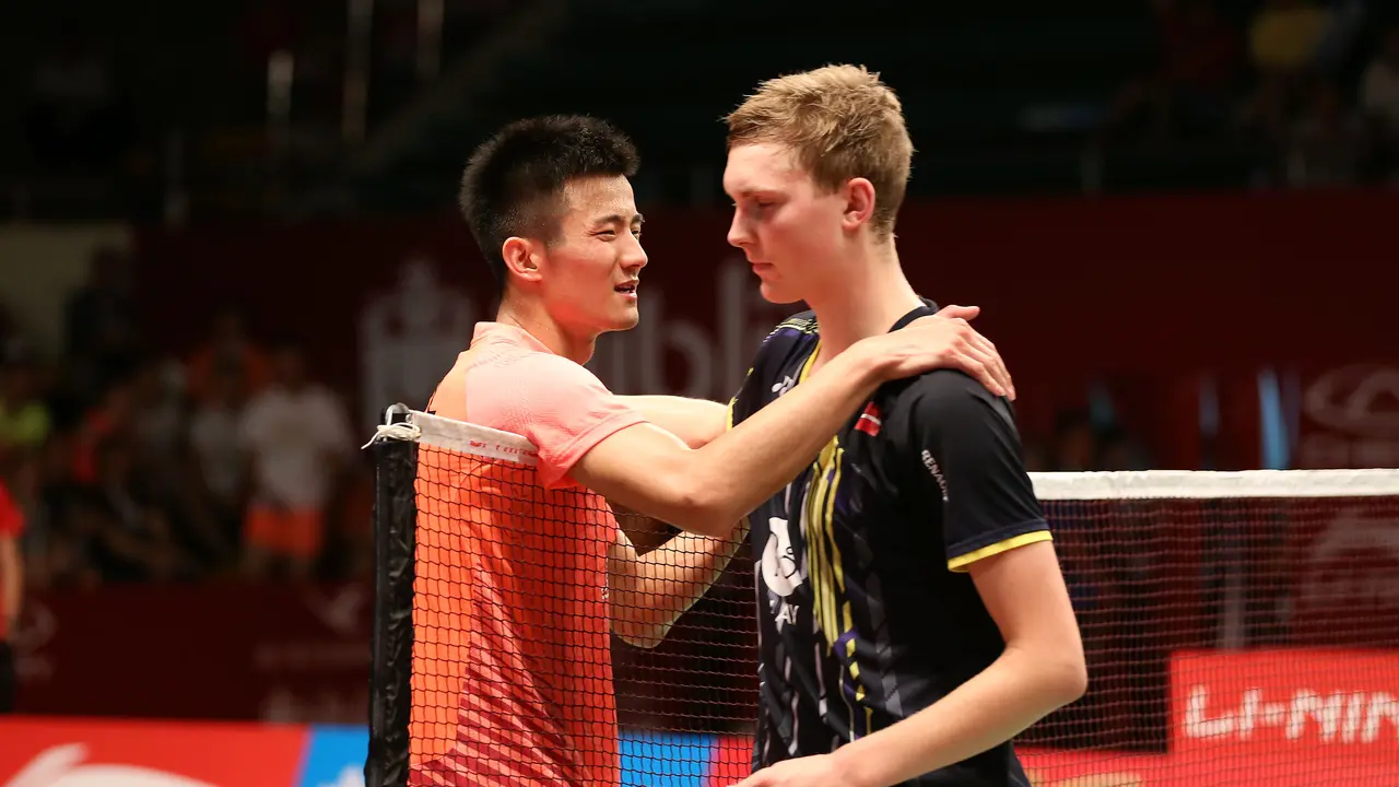 Chen Long & Viktor Axelsen_(Bola.com/Arief Bagus)