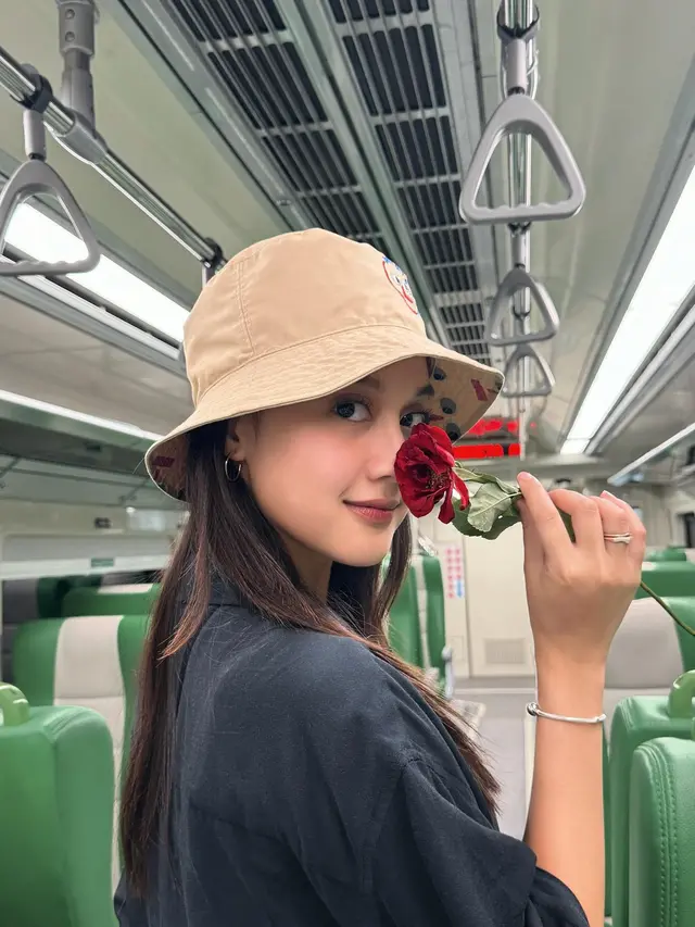 7 Potret Liburan Esta Pramanita Bareng Bara Valentino Ini Tuai Banyak Sorotan