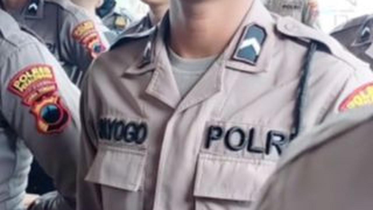 Meski terlihat tegang, Sayogo meyakinkan kepada komandannya jika orangtua buruh tani.<br>