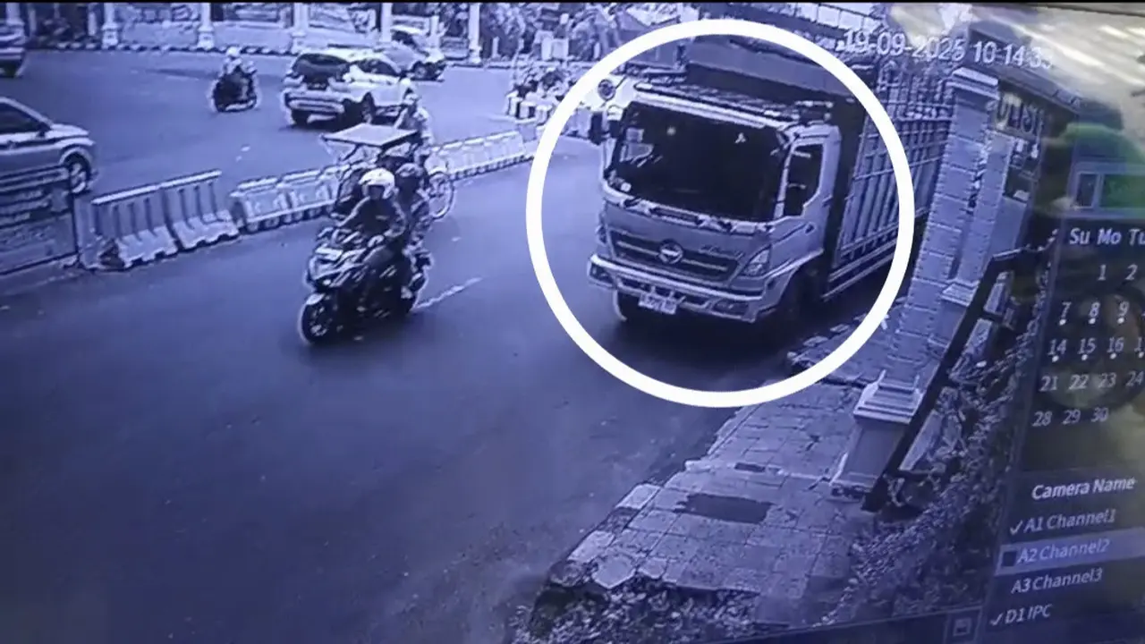 Tangkapan layar rekaman CCTV memperlihatkan truk Fuso melintas di Jalan Jenderal Sudirman, Kota Metro, Lampung.