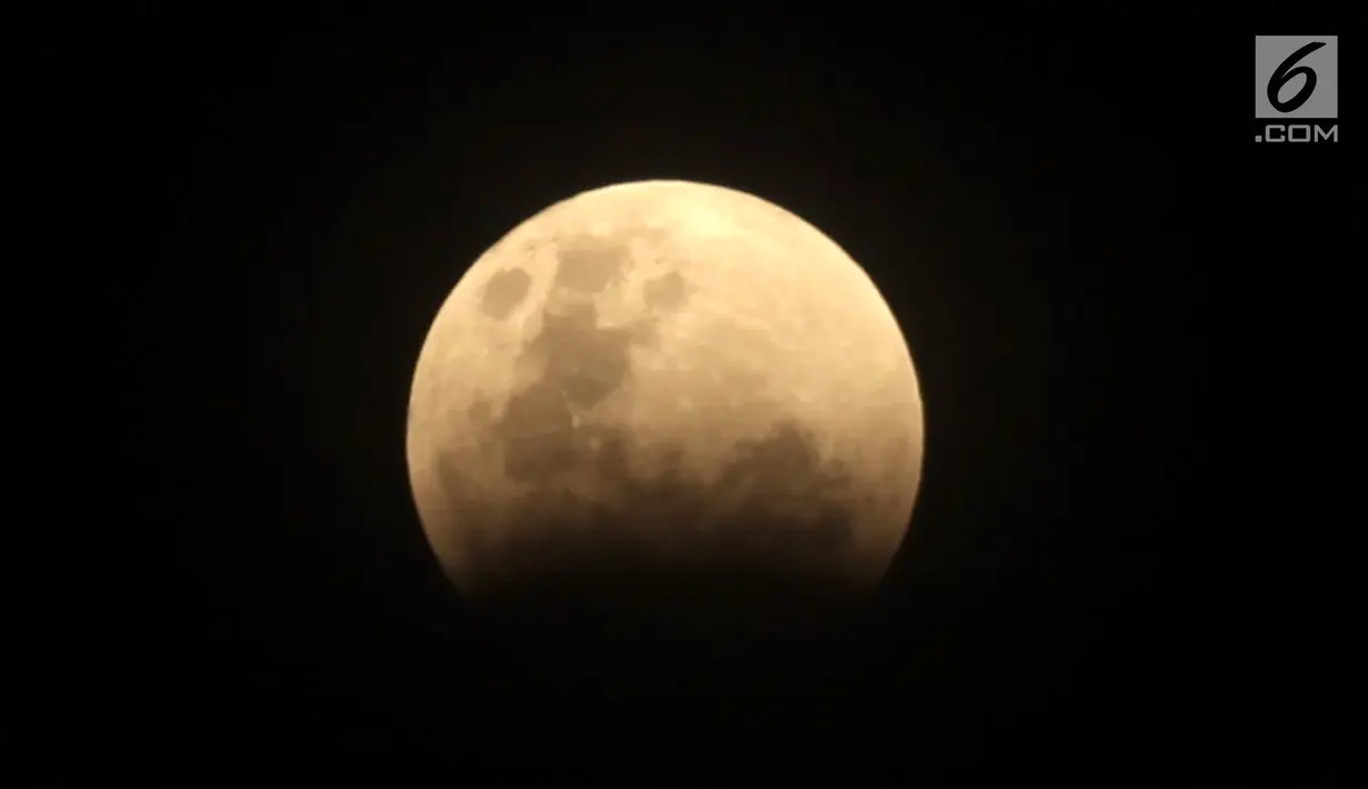 Pemandangan ketika supermoon terlihat di langit Jakarta, Indonesia, Rabu (31/1). (Liputan6.com/Arya Manggala)