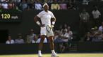 Ekspresi Rafael Nadal saat kehilangan poin saat melawan petenis Luxembourg, Gilles Muller pada hari ketujuh di Wimbledon Tennis Championships 2017, London (10/7/2017). (AP/Tim Ireland)
