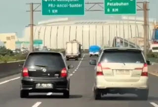 Duel Mobil di Tol Kemayoran Viral (Tangkapan Layar IG @dashcamindonesia