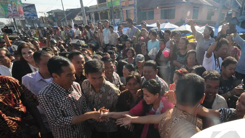  Jokowi Dapat Ulos di Pengungsian Sinabung