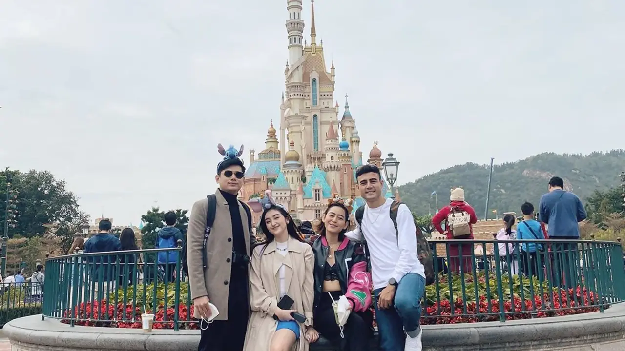 Potret Ranty Maria dan Laura Theux Double Date di Disneyland Hongkong Ini Seru