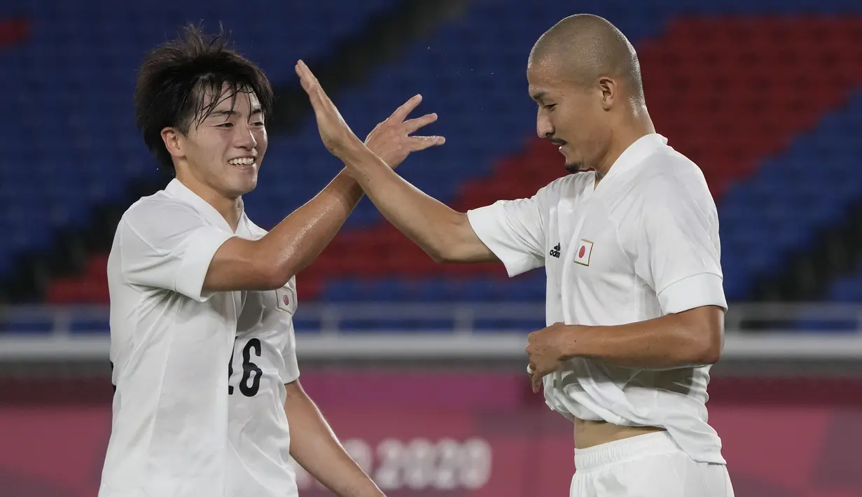 Hasil ini membuat tuan rumah Jepang menjadi pemuncak klasemen Grup A serta pastikan lolos ke babak perempatfinal sepak bola putra Olimpiade Tokyo 2020. (Foto: AP/Kiichiro Sato)