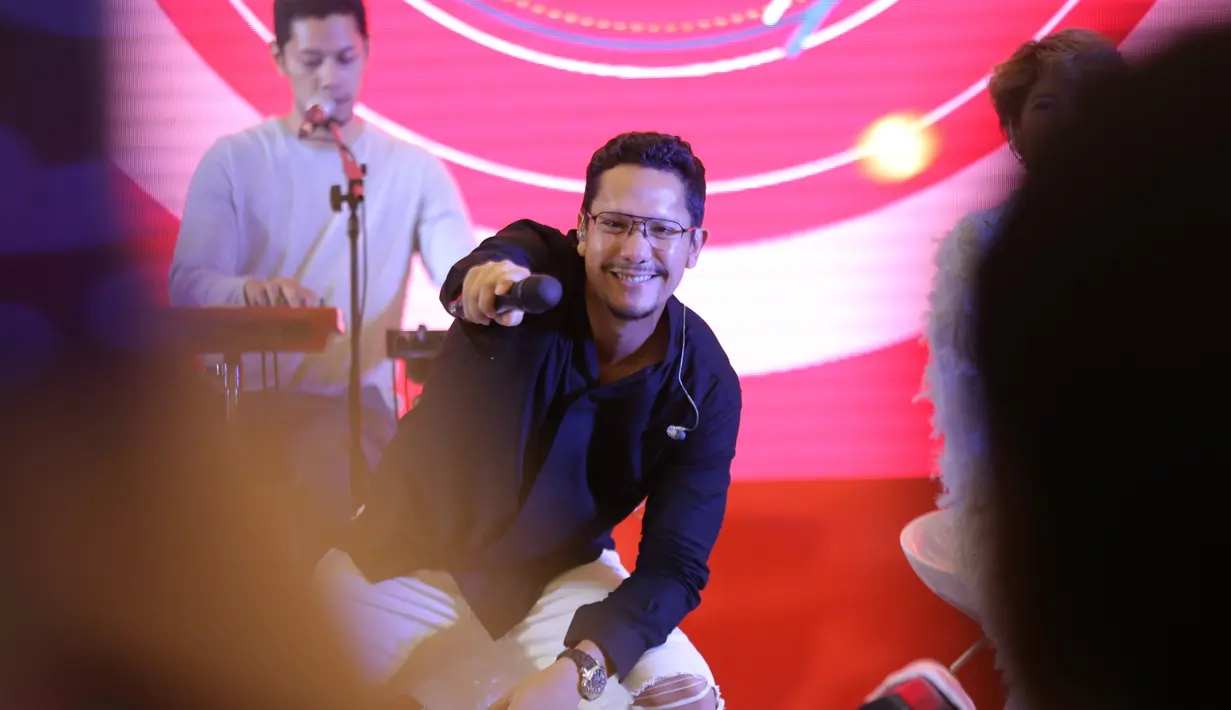 Maliq & D'essentials di acara Vidio.com, Senayan, Jakarta Pusat, Minggu (22/9/2019). (Daniel Kampua/Fimela.com)