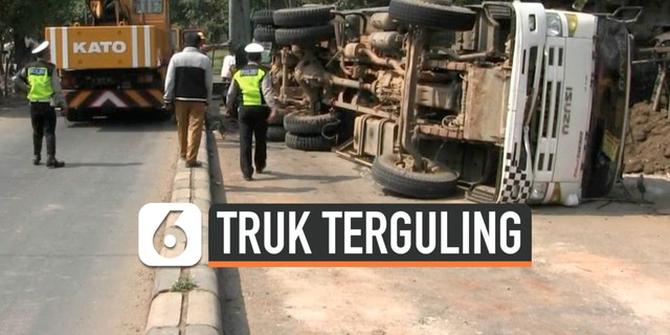 VIDEO: Truk Tabrak Bengkel, Akses ke Bandara Soetta Lumpuh