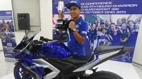 Pebalap Yamaha Motorxracing, Galang Hendra Pratama, mengaku banyak terbantu mengenal karakter Sirkuit Jerez melalui permainan PlayStation. (Bola.com/Zulfirdaus Harahap)