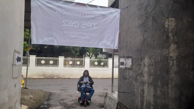 Penyandang Disabilitas di Bandung, Zulhamka Julianto Kadir Sayangkan Kotak Suara Terlalu Tinggi Saat Pemilu 2024. Foto: Dok. pribadi.