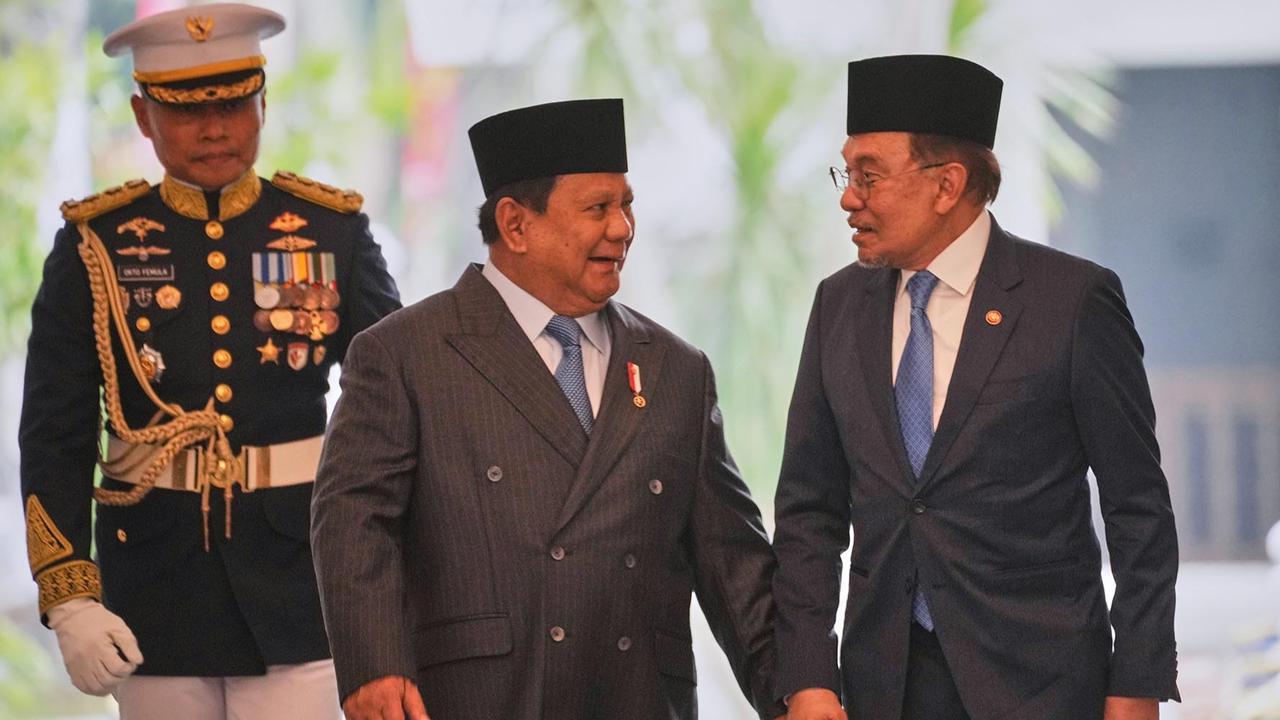 VIDEO: Momen Prabowo Beri Bisikan Pesan 'Rahasia' Jelang Pergi, PM Anwar Malaysia Acungkan Jempol