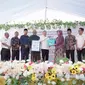 Bupati Paser, Fahmi saat memberikan sovenir kepada pasangan pengantin yang telah mengikuti program isbat nikah di Kecamatan Tanjung Harapan, Kabupaten Paser.